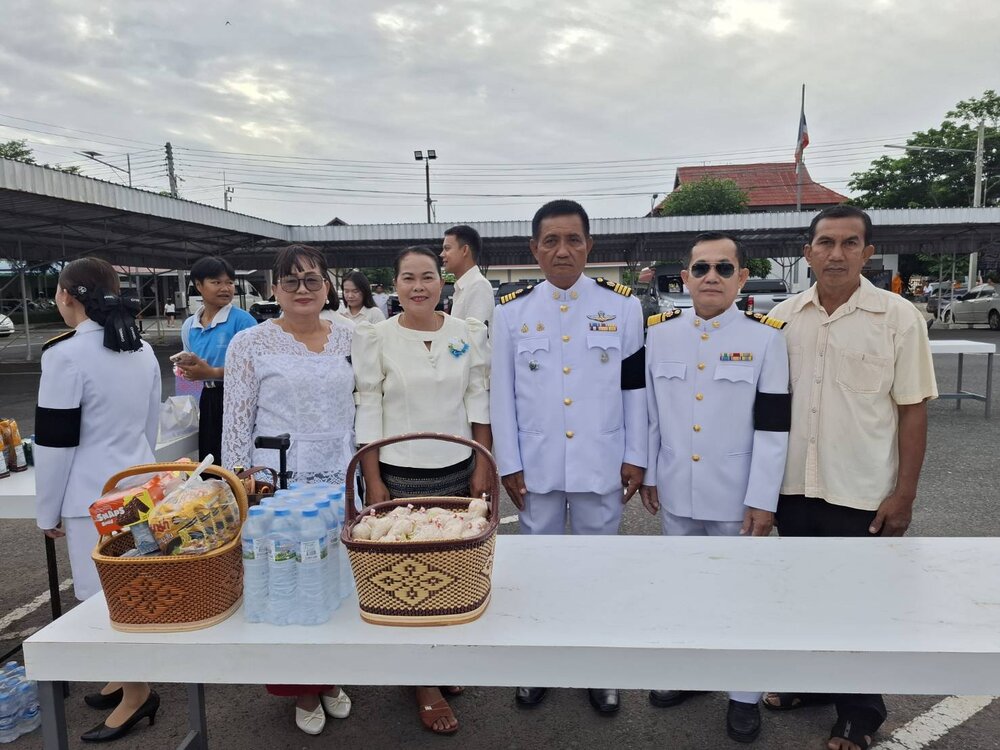 ทำบุญตักบาตรวันแม่ หน้าอำเภอลำปลายมาศ